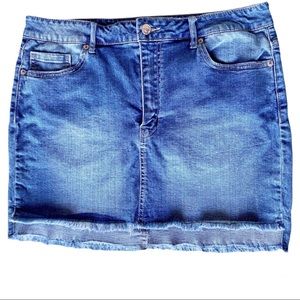 🆑 Forever 21 | Denim Frayed Hem Mini Skirt in Medium Blue.